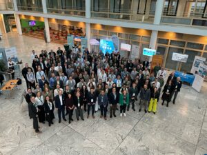 Das Bild zeigt eine große Gruppe von Personen im Atrium eines Gebäudes. Bei den Personen handelt es sich um die Teilnehmer*innen des Future Leaders Days 2024